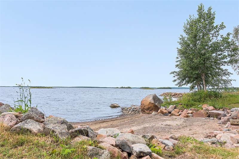 Badstrand nedanför stugan