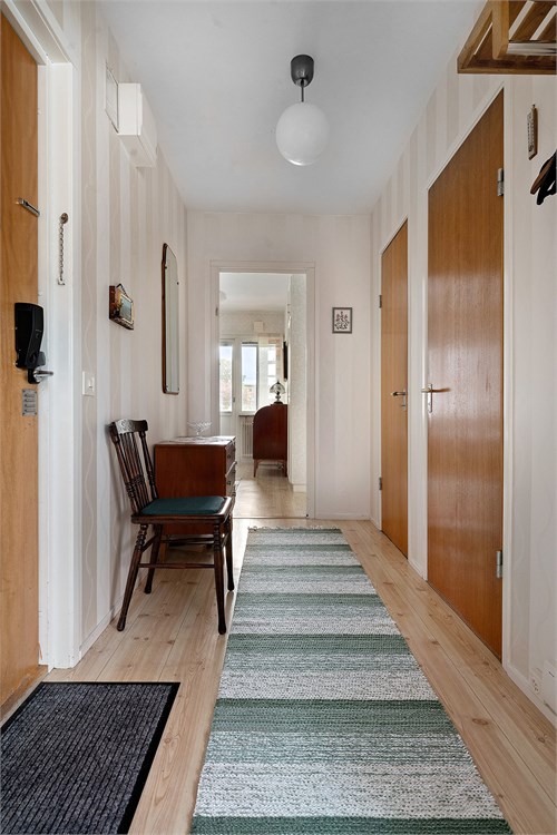 Hall med klädkammare och badrum