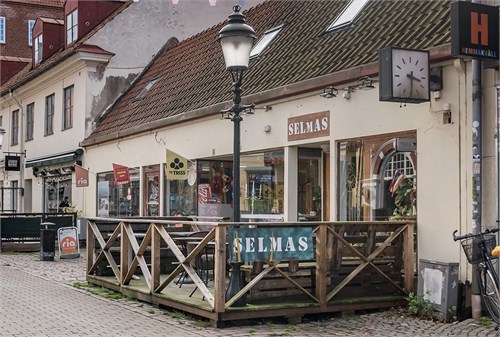 Andra hyresgästen är ett café med uteservering