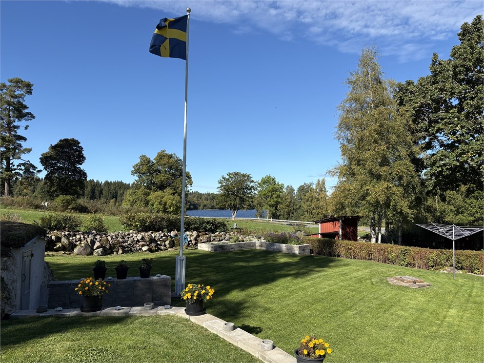 Härlig trädgård med gröna omgivningar