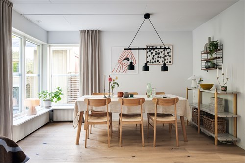 Här ryms både soffa och matbord