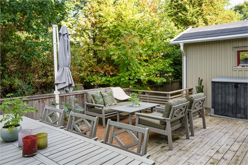 Den trevliga altanen ger rum för flera sittplatser