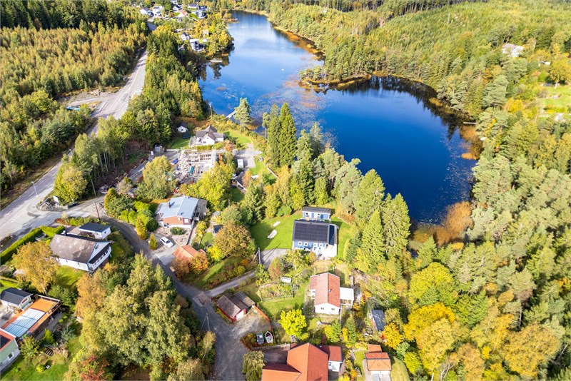 Beläget med ett natur- och sjönära läge