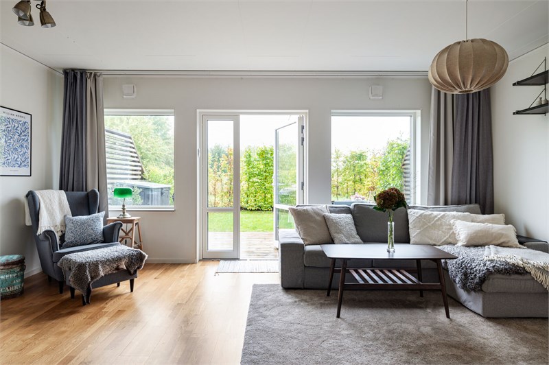 Vardagsrummet med plats för soffgrupp