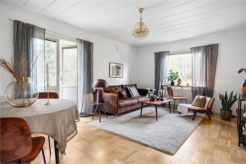 Trivsamt vardagsrum med fint ljusinsläpp 