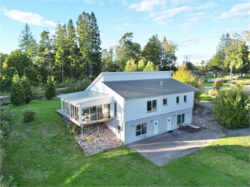 Källarplan består av 2 bostäder med egen entré 