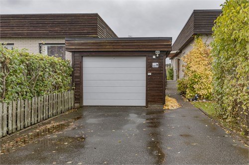 Garage med eldriven rullport med fjärr.