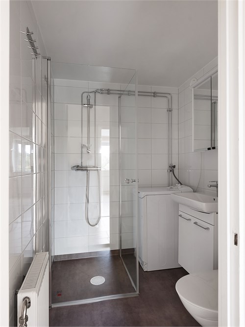 Badrum renoverat ca 2-3 årsedan. Med tvättmaskin.