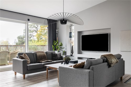 Snygga detaljer med infälld tv i väggen