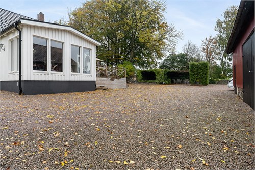 Från innergården nås logen
