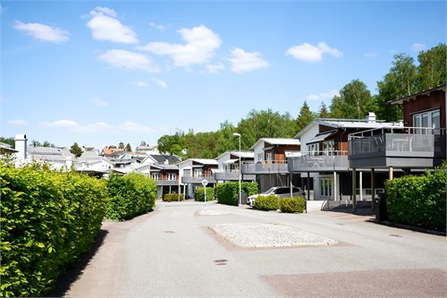 En lugn gata med många barn i alla åldrar