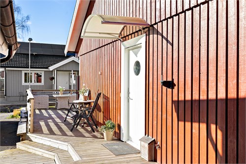 Den härliga terrassen går runt halva huset
