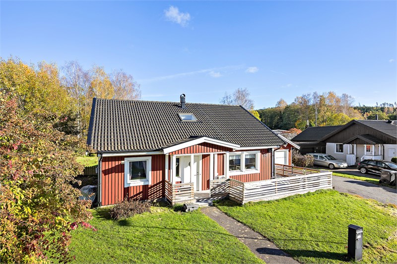 Friliggande villa med generös trädgård! 
